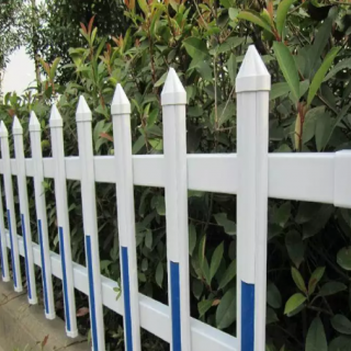PVC学校草坪护栏草绿白色花池护栏厂家制作
